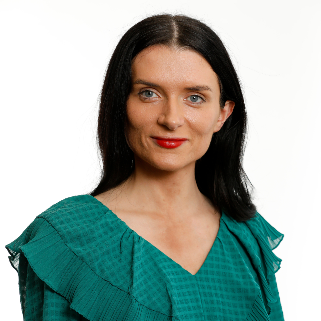 Tara Headshot